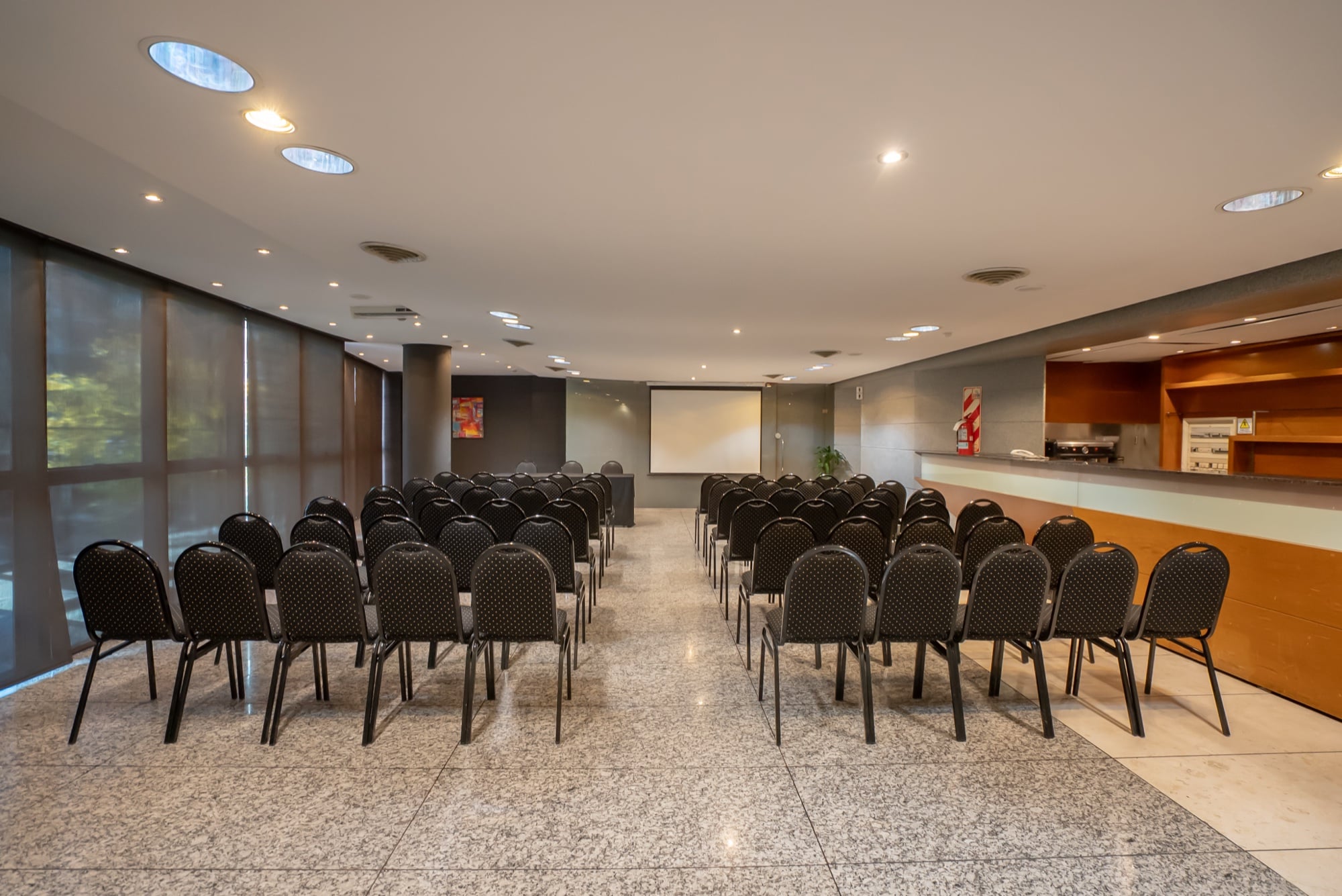 Salón Cortázar desde el fondo, con el office de catering a la derecha